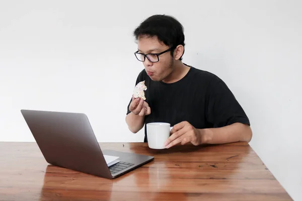 Joven Asiático Hombre Trabajando Bebiendo Café Estudio —  Fotos de Stock