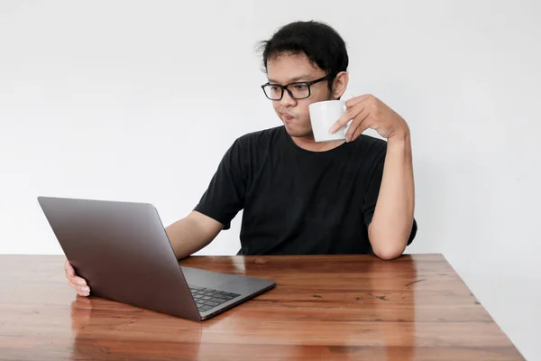 Jovem Asiático Homem Trabalhando Beber Café Estúdio — Fotografia de Stock