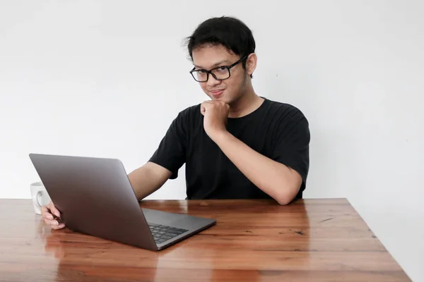 Bonito Asiático Homem Trabalhando Estúdio — Fotografia de Stock