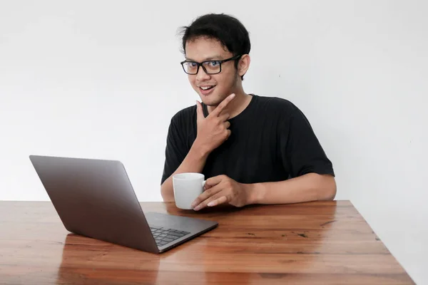 Ung Asiatisk Man Som Arbetar Och Dricker Kaffe Studio — Stockfoto