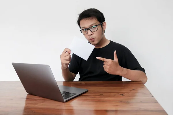 Pria Asia Memegang Lembaran Putih Kertas Bekerja Studio — Stok Foto