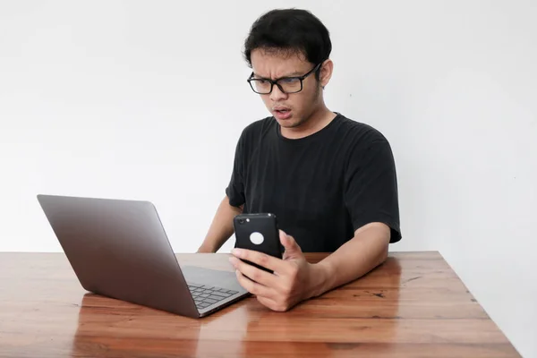 Jovem Surpreendido Asiático Homem Trabalhando Estúdio — Fotografia de Stock