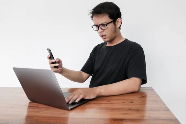 Ung Overrasket Asiatisk Mand Arbejder Studiet - Stock-foto