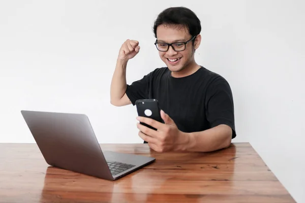 Feliz Sorrindo Jovem Asiático Homem Trabalhando Estúdio — Fotografia de Stock