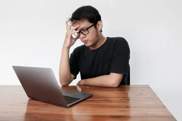 Jovem Triste Asiático Homem Trabalhando Estúdio — Fotografia de Stock