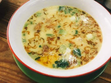 Baharatlı çorba ve sebze.