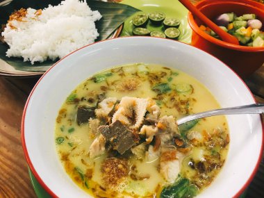 Baharatlı çorba ve sebze.