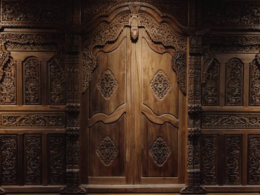 Koyu renk, ahşap bir kapı.