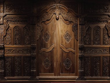 Koyu renk, ahşap bir kapı.