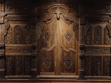 detaylı süslemeli ahşap kapı