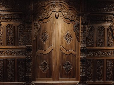 detaylı süslemeli ahşap kapı