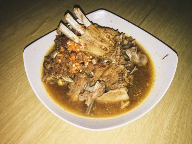 Beyaz tabakta kızarmış domuz kaburgası.