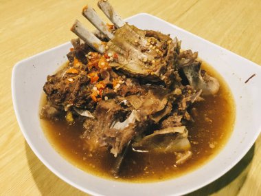 Beyaz tabakta kızarmış domuz kaburgası.