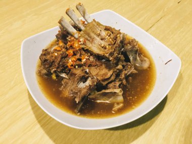 Beyaz tabakta kızarmış domuz kaburgası.