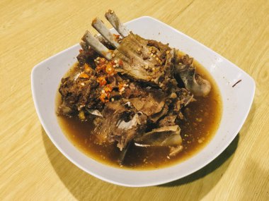 Beyaz tabakta kızarmış domuz kaburgası.