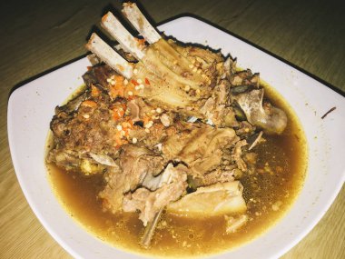 Beyaz tabakta kızarmış domuz kaburgası.