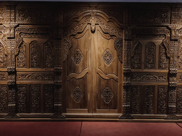 Koyu renk, ahşap bir kapı.