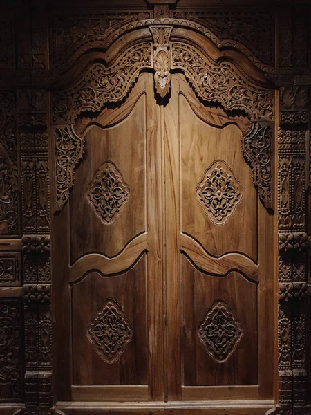 detaylı süslemeli ahşap kapı