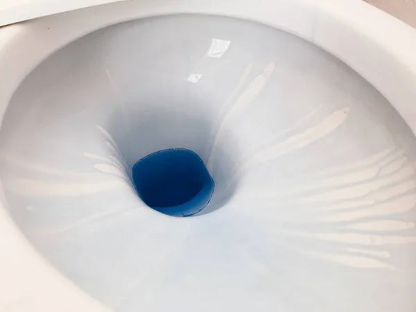 バスルームでトイレのショットを閉じて — ストック写真