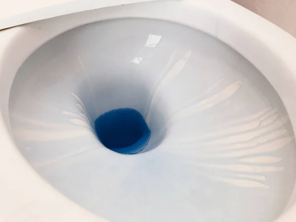 バスルームでトイレのショットを閉じて — ストック写真