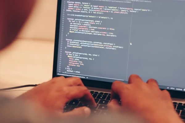 Kod yakın çekim ile çalışan geliştirici