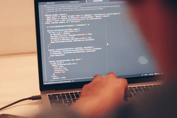 Kodla çalışan geliştirici