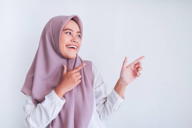 Gri arkaplanda yön gösteren kadın