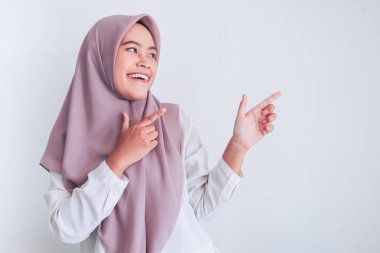 Gri arkaplanda yön gösteren kadın