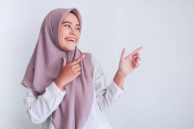 Gri arkaplanda yön gösteren kadın