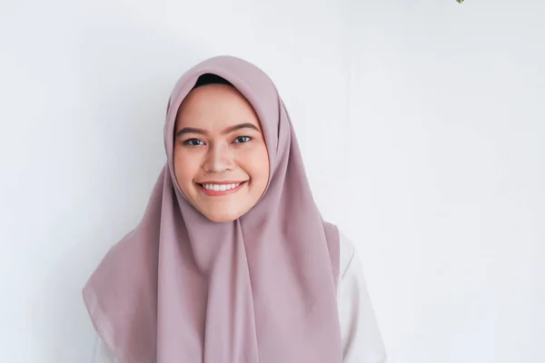 Bonito Sorrindo Ásia Menina Cinza Fundo — Fotografia de Stock