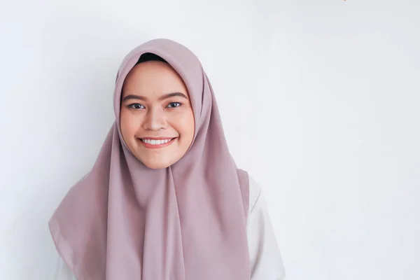 Cute Tersenyum Gadis Asia Latar Belakang Abu Abu — Stok Foto