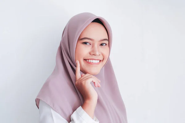 Cute Tersenyum Gadis Asia Latar Belakang Abu Abu — Stok Foto