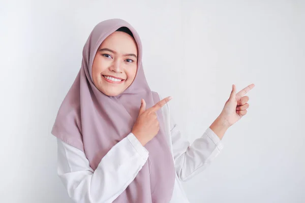 Woman Showing Direction Grey Background — Stock Photo, Image