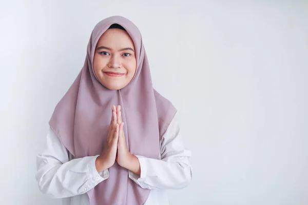 Berdoa Wanita Dengan Latar Belakang Abu Abu — Stok Foto