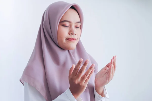 Biddende Vrouw Grijze Achtergrond — Stockfoto