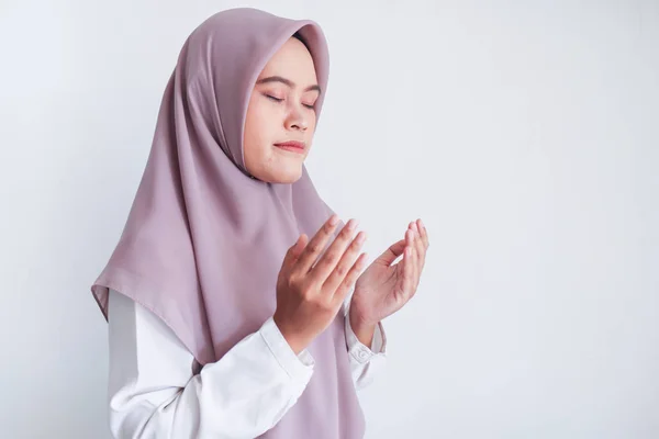アジアの女性を灰色の背景で祈る — ストック写真