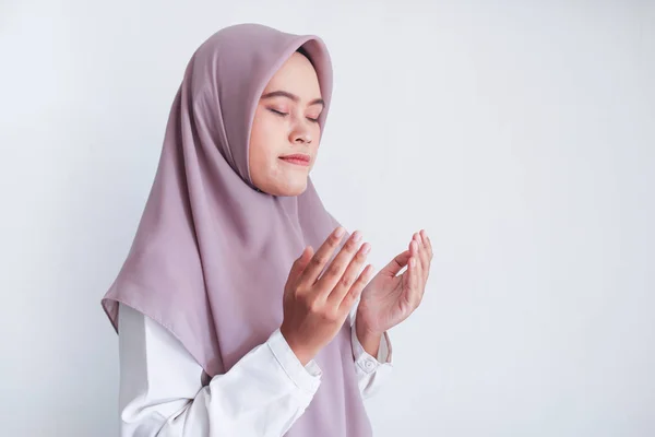 Berdoa Wanita Asia Dengan Latar Belakang Abu Abu — Stok Foto