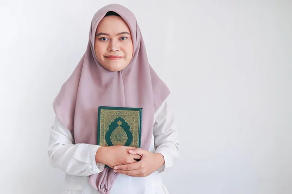 Asiático Mulher Segurando Livro Fundo Cinza — Fotografia de Stock