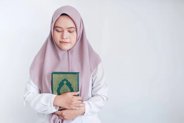 Asiatisk Kvinna Håller Bok Grå Bakgrund — Stockfoto