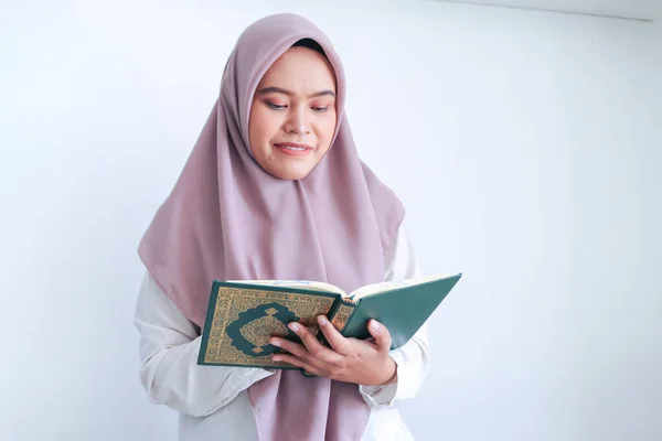 Wanita Asia Membaca Buku Konsep Pendidikan — Stok Foto