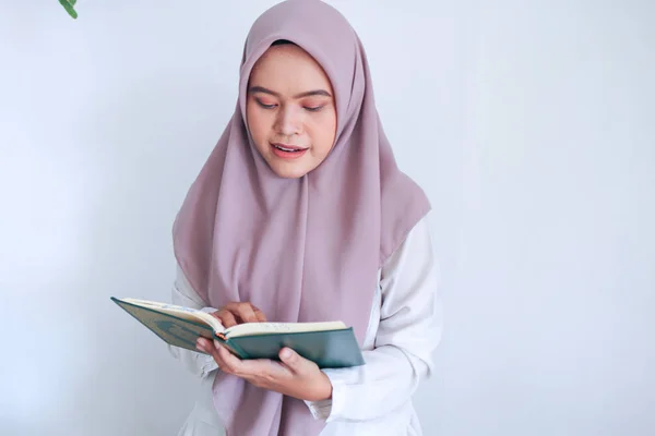 Asian Woman Reading Book — Stock Photo, Image