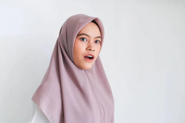 Ung Asiatisk Islam Kvinde Iført Tørklæde Chokeret — © Reezky11 #565435484