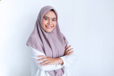 Gri arka planda gülümseyen Asyalı kadın