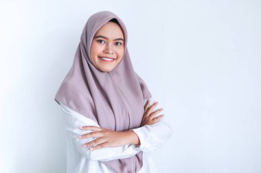 Gri arka planda gülümseyen Asyalı kadın