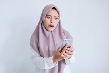 Şaşırmış kız cep telefonuyla görüntülü konuşma yapıyor. 