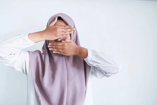 Asiatische Frau Versteckt Ihr Gesicht Auf Grauem Hintergrund — Stockfoto