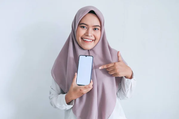 Menina Atraente Mostrando Telefone Celular — Fotografia de Stock