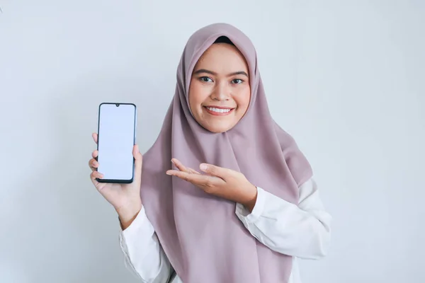 Menina Asiática Mostrando Telefone Fundo Cinza — Fotografia de Stock