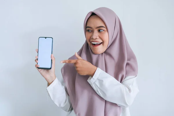 Asiatische Mädchen Zeigen Telefon Auf Grauem Hintergrund — Stockfoto
