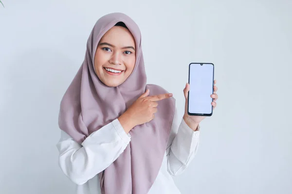 Close Shot Girl Presenting Mobile Phone — Stock Photo, Image